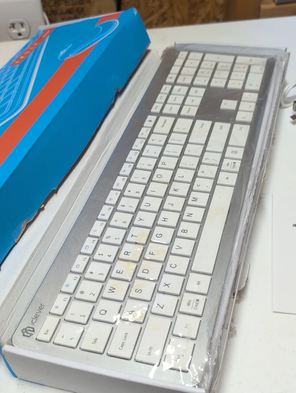 iClever White Wireless USB Keyboard and Mouse Combo — (95)